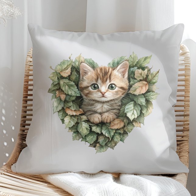 Waldland Herz Kitty - Gemütlicher Fall Kissen (Woodland Heart Kitty - Cozy Fall Throw Pillow in a sunny boho rattan chair.)