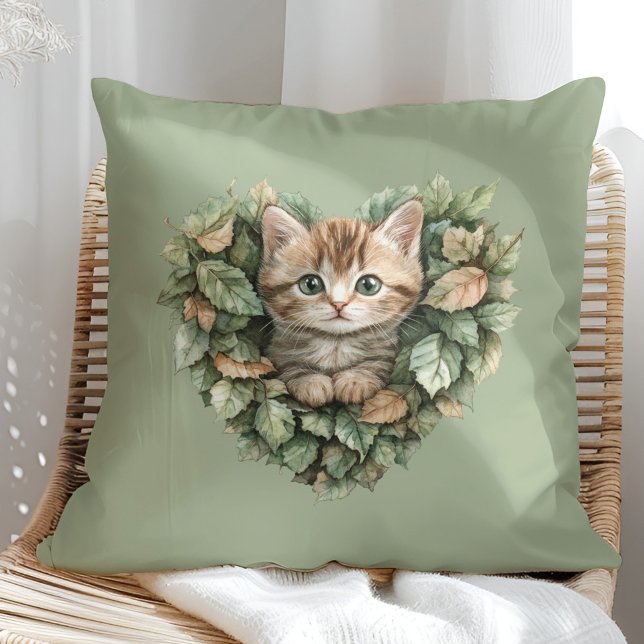Waldland Herz Kitty - Gemütlicher Fall Kissen (Woodland Heart Kitty - Cozy Fall Throw Pillow in a sunny boho rattan chair.)