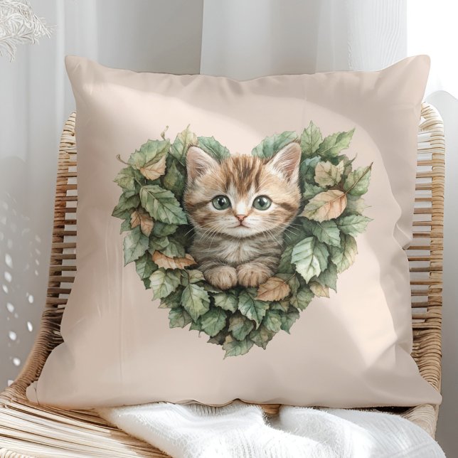 Waldland Herz Kitty - Gemütlicher Fall Kissen (Woodland Heart Kitty - Cozy Fall Throw Pillow in a sunny boho rattan chair.)