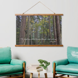 Waldlandschaft mit John Muir Zitat Wandteppich Mit Holzrahmen