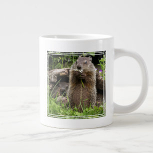 Waldmurmeltier beim Fressen einer Blume Jumbo-Tasse