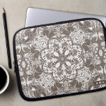 WaldSquirrels Mandala Laptopschutzhülle<br><div class="desc">Suchen Sie ein stilvolles und personalisiertes Notebook, das Ihr Gerät schützt und gleichzeitig Ihren einzigartigen Stil zeigt? Schauen Sie sich nur unsere handgezeichnet Eichhörnchen Mandala Laptop Gehäuse! Mit einem schönen und aufwändigen Design aus niedlichen Eichhörnchen, Herbstblättern und Waldelementen, die in einer Mandala gemustert sind, hat dieses schöne technische Accessoire auch...</div>