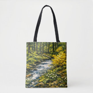 Waldstrom mit gelben Wildblumen