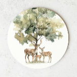 Waldtiere | HirschBaby-Dusche Runder Pappuntersetzer<br><div class="desc">Einführung in unsere Waldlandtiere | Hirschbrause runder Untersetzer - perfekt für eine niedliche und skurrile Feier! Mit einem Wasserfarbenwaldmotiv und einer bezaubernden Hirschfamilie ist es ideal für eine geschlechtsneutrale Dusche. Dieses böhmisch inspirierte Design Set eine süße und schlichte Szene mit seiner natürlichen Landschaft von grünen Bäumen. Dieser Untersetzer ist so...</div>