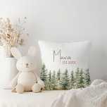 Waldtiere Mama Kissen<br><div class="desc">Mama wirft Kissen vor - perfekt für ein niedliches und skurriles Fest! Es ist ein modernes Aquarellwald-Thema und eignet sich hervorragend für eine geschlechtsneutrale Dusche. Dieses böhmische Design Set eine süße und einfache Szene mit seiner natürlichen Landschaft von grünen Bäumen. Dieses Kissen ist so charmant wie zeitlos, um einen kleinen...</div>