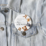 Waldtiere Moderne Babydusche Button<br><div class="desc">Das bezaubernde Woodland Baby Shower Design - die perfekte Mischung aus bezaubernden Babytieren, modernem Design und herzlicher Typografie - alles in einem minimalistischen und trendigen Paket verpackt. Diese Einladung ist für diejenigen gedacht, die die Schönheit der Einfachheit und den Charme der Waldkreaturen schätzen, und verspricht den Set für ein unvergessliches...</div>