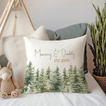 Waldtiere Tiere Mommy & Daddy Est Kissen<br><div class="desc">Mommy & Daddy est werfen Kissen - perfekt für eine niedliche und skurrile Feier! Es ist ein modernes Aquarellwald-Thema und eignet sich hervorragend für eine geschlechtsneutrale Dusche. Dieses böhmische Design Set eine süße und einfache Szene mit seiner natürlichen Landschaft von grünen Bäumen. Dieses Kissen ist so charmant wie zeitlos, um...</div>