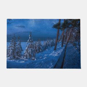 Waldweg in der Winternacht Fußmatte