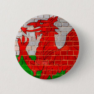 Wales-Fahne an einer Ziegelmauer Button