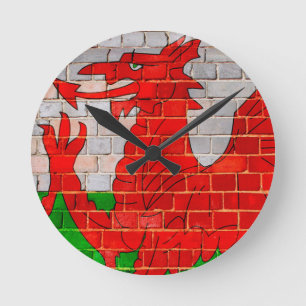 Wales-Flagge auf einer Backsteinmauer Runde Wanduhr