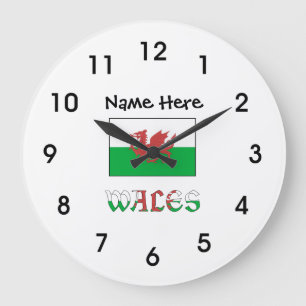 Wales und Walisische Flagge mit Ihrem Namen Große Wanduhr