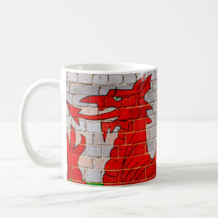 Waliser-Drache auf einer Backsteinmauer Tasse