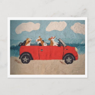 Walisische Corgis in einem roten Cabrio am Strand Postkarte