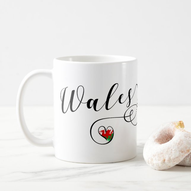 Walisische Flagge im Herzen, Wales Kaffeetasse (Mit Donut)