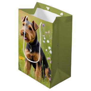 Walisische Terrier auf dem Gebiet der Wildblume Mittlere Geschenktüte