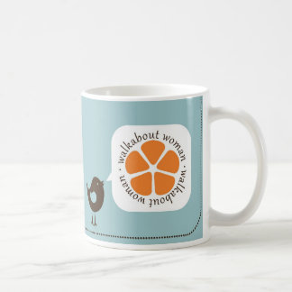 Walkabout-Frau setzte einen Vogel auf ihn Tasse -