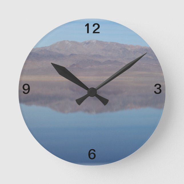 Walker Lake Mirror Image Runde Wanduhr (Vorderseite)