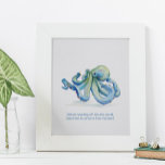Wall Art Bezauberndes Wasserfarben Blauer Oktopus Poster<br><div class="desc">Perfektes Geschenk für Grads, Bäder und Wohnbereiche in Ihrem tropischen Strand Zuhause. Dieses große motivierend Poster zeigt eine Nachbildung meines originalen handbemalten Aquarells in Blau- und Grüntöne-Tönen. Mein Zitat "Bevor Sie in die Welt, nehmen Sie sich Zeit, um in diesem Moment zu kommen" ist Set in trendy blauen Sans Serif...</div>