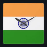 Wall Clock mit der Flagge Indiens Quadratische Wanduhr<br><div class="desc">Behalt mit Stolz und Eleganz mit dieser atemberaubenden Wanduhr, die mit der indischen Fahne geschmückt ist! Bewundern Sie das reiche Kulturerbe und das kulturelle Diversity Indiens mit dieser exquisiten Wanduhr, die mit der ikonischen Trifarbenflagge - Safran, Weiß und Grün - die Ashoka Chakra in Marineblau in der Mitte steht. Diese...</div>
