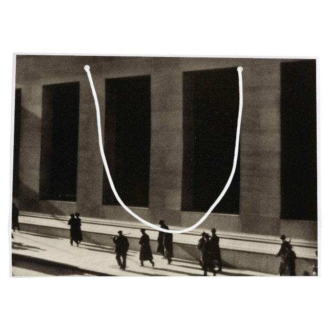 Wall Street (von Paul Strand, 1915) Große Geschenktüte (Rückseite)