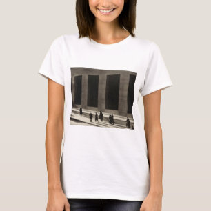 Wall Street (von Paul Strand, 1915) T-Shirt