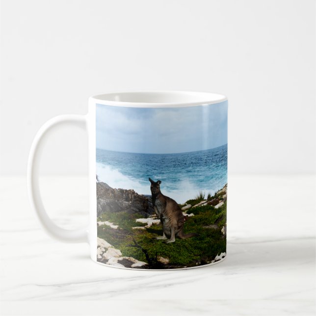 Wallaby an den Felsen am Meer, Tasse (Links)