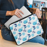 Walmuster, Niedliche Wale, Blauwale Laptopschutzhülle<br><div class="desc">Niedliche,  lustige und bezaubernde Muster mit blauen Walen,  Segelbooten und Ankern. Modernes und trendiges Geschenk,  perfekt für den Walliebhaber in Ihrem Leben.</div>
