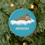 Walrus auf einer Iceberg-Illustration Personalisie Keramik Ornament<br><div class="desc">Schaffen Sie ein cooles personalisiertes Geschenk für jemanden, der Lieben walruses. Dieses Weihnachtsschmuck zeigt einen Walrus, der auf einem Eisstück oder einem Eisberg schwimmt. Die realistische Darstellung des Walros ist braun vor türkisblauem Hintergrund. Es ist bereit, mit einem Namen oder einem anderen Text unter der Grafik in weißer Schrift personalisiert...</div>