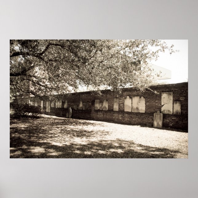 Wand am Friedhof des Kolonialparks (gealtert) Post Poster (Vorne)