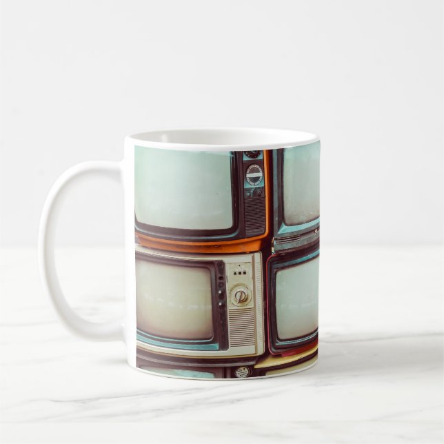 Wand aus farbenfrohen Retrofernsehern Kaffeetasse (Links)
