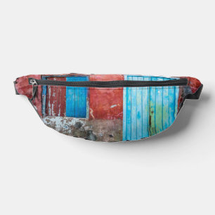 Wand, Tür und Fenster sind rot, blau und grau Bauchtasche