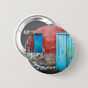 Wand, Tür und Fenster sind rot, blau und grau Button