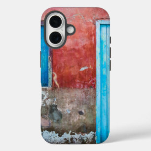 Wand, Tür und Fenster sind rot, blau und grau iPhone 16 Hülle