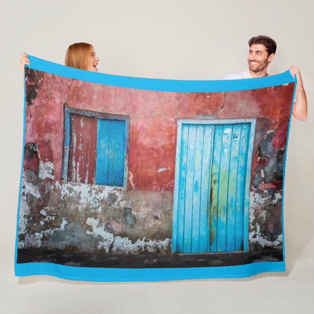 Wand, Tür und Fenster sind rot, blau und grau Fleecedecke (Beispiel)