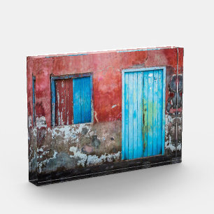 Wand, Tür und Fenster sind rot, blau und grau Fotoblock