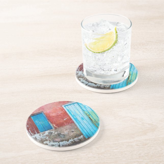 Wand, Tür und Fenster sind rot, blau und grau Getränkeuntersetzer (Seite)