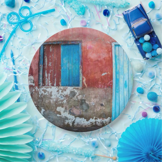 Wand, Tür und Fenster sind rot, blau und grau Pappteller (Party)