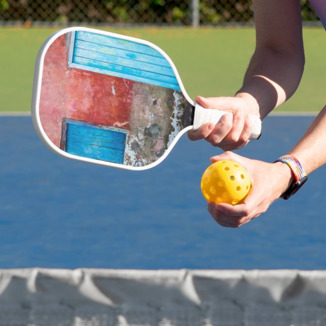 Wand, Tür und Fenster sind rot, blau und grau Pickleball Schläger (InSitu)