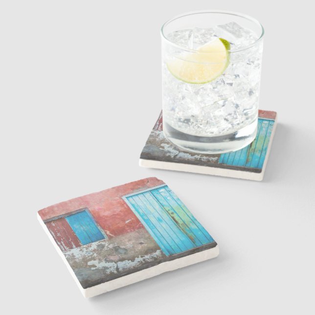 Wand, Tür und Fenster sind rot, blau und grau Steinuntersetzer (Seitenansicht)