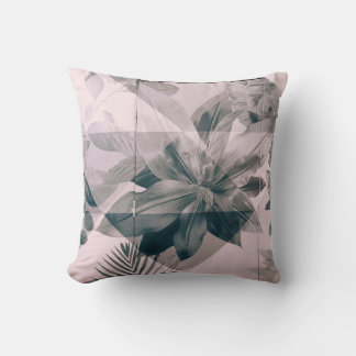 WAND UND TÜR AUS WEISSEN UND GRAUEN FLORALLEN KISSEN