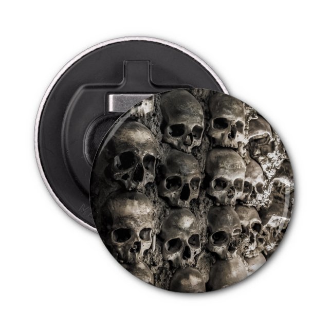 Wand voller Schädel und Knochen in der Knochenkape Flaschenöffner (Vorderseite)