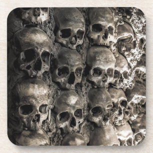 Wand voller Schädel und Knochen in der Knochenkape Untersetzer