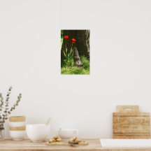 Wanddruck mit roten Tulpen am Baumstamm