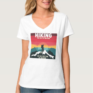Wanderabenteuer wartet auf Vintages Design T-Shirt