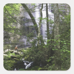 Wanderer bewundert Falls Branch Falls Quadratischer Aufkleber