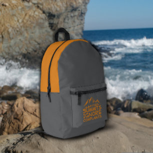 Wanderer Camping Humor grau orange Bedruckter Rucksack