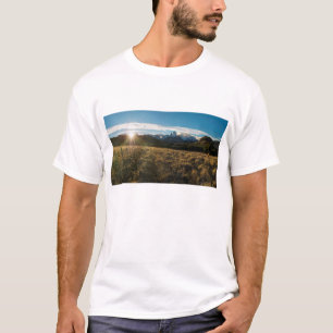 Wanderer, der Fitz Roy Berge, Patagonia betrachtet T-Shirt