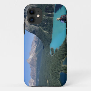 Wanderer mit Blick auf den türkis-farbenen See iPhone 11 Hülle