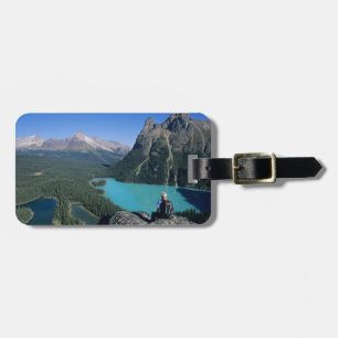 Wanderer mit Blick auf den türkis-farbenen See Gepäckanhänger