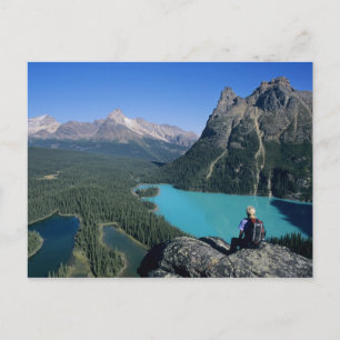 Wanderer mit Blick auf den türkis-farbenen See Postkarte